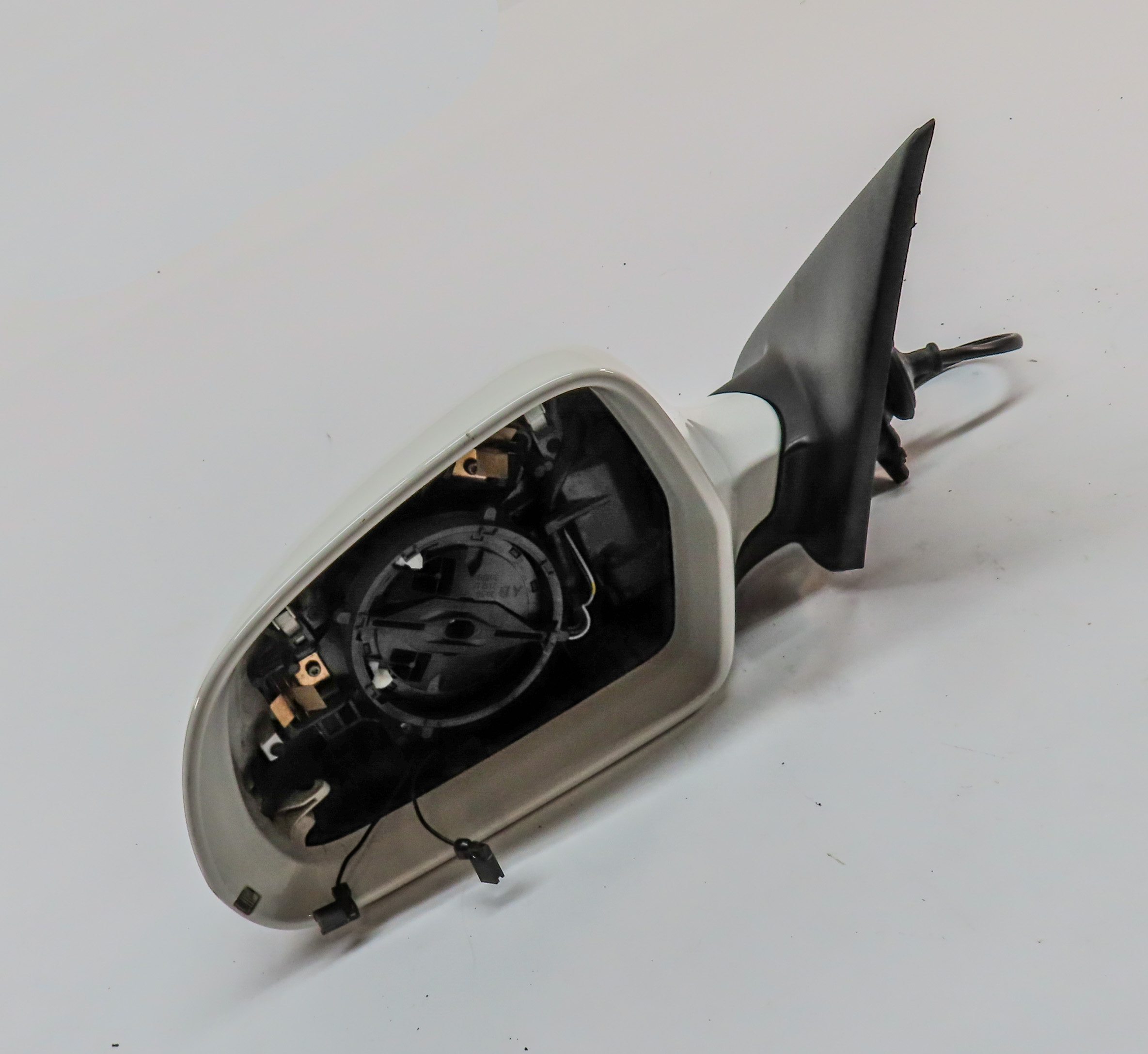 15-18 AUDI Q3 8U LEFT DRIVER HEATED DOOR MIRROR HOUSING NO GLASS (White) — exact item pictured